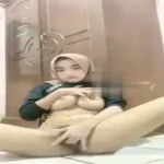 Jilbab Cantik Banget Laura Colmek di Kamar