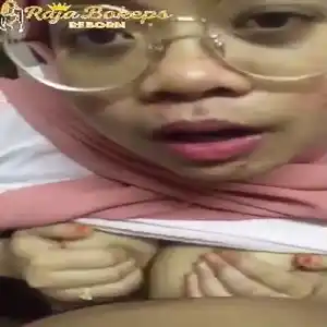 Jilbab Jepit Kontol di Toket Gede